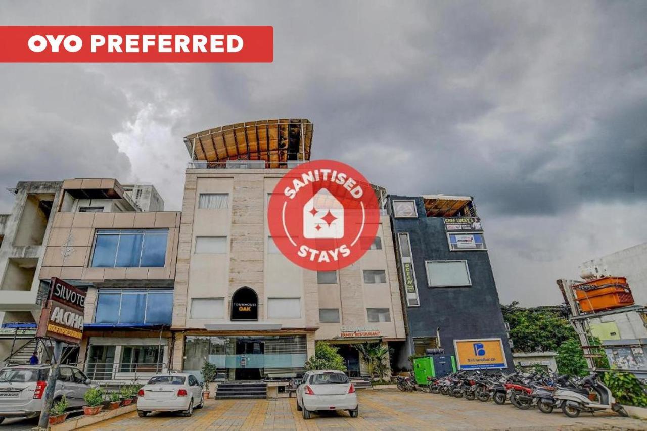 Vaccinated Staff- Townhouse Oak Hotel Silvotel Indore Zewnętrze zdjęcie