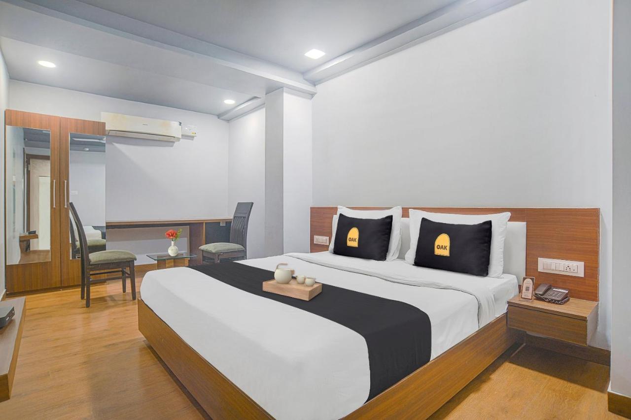 Vaccinated Staff- Townhouse Oak Hotel Silvotel Indore Zewnętrze zdjęcie