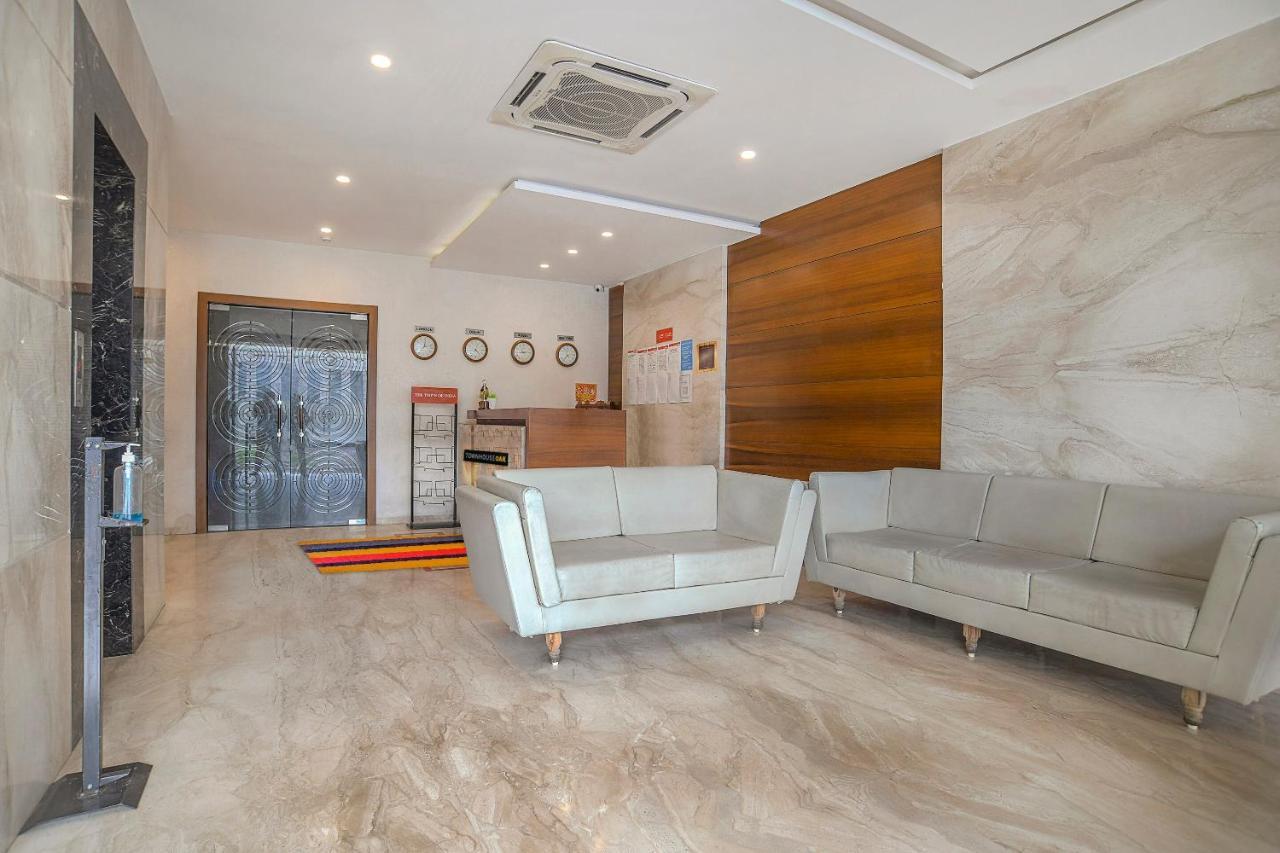 Vaccinated Staff- Townhouse Oak Hotel Silvotel Indore Zewnętrze zdjęcie