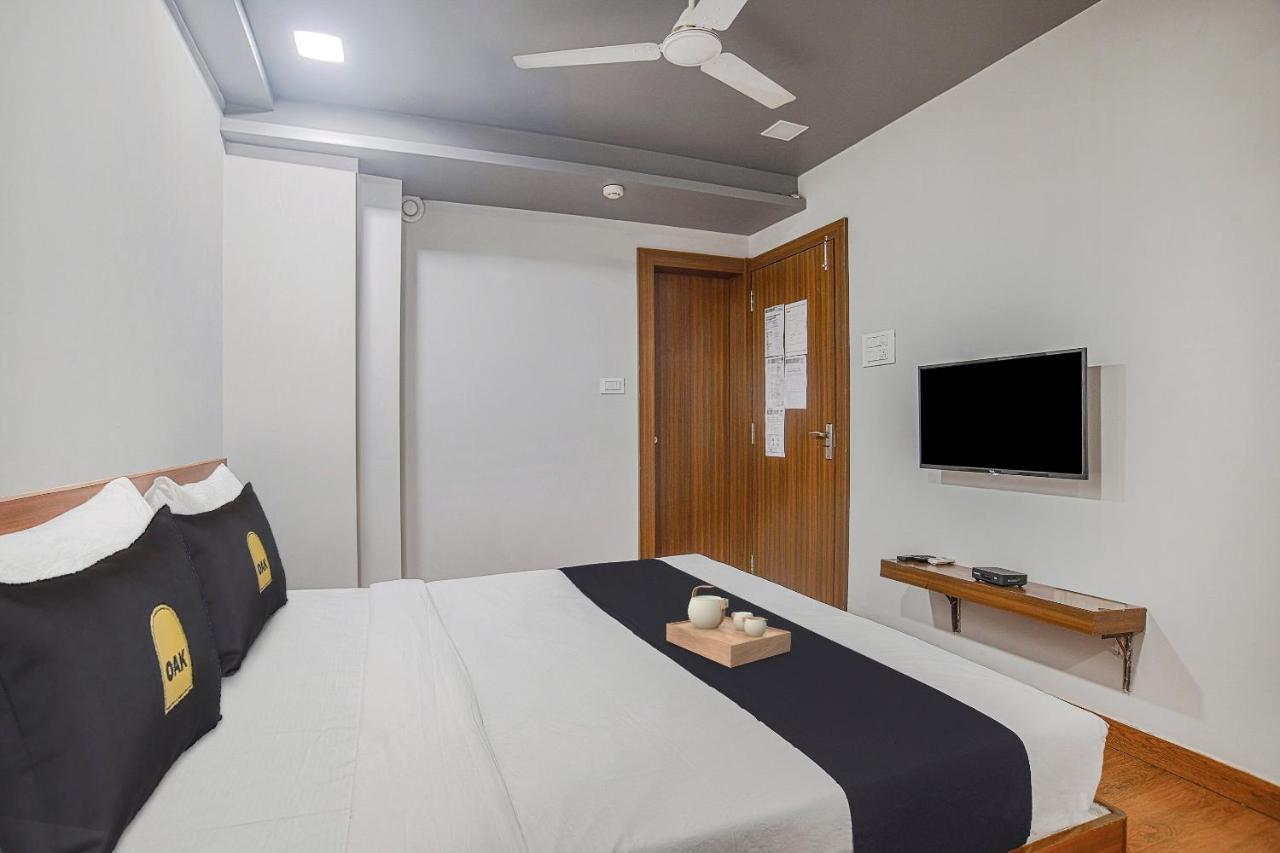 Vaccinated Staff- Townhouse Oak Hotel Silvotel Indore Zewnętrze zdjęcie