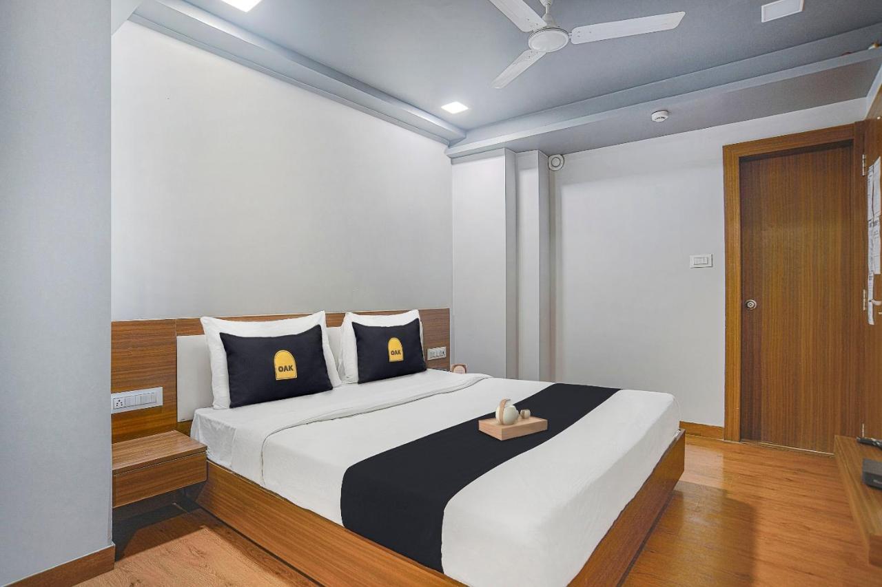 Vaccinated Staff- Townhouse Oak Hotel Silvotel Indore Zewnętrze zdjęcie
