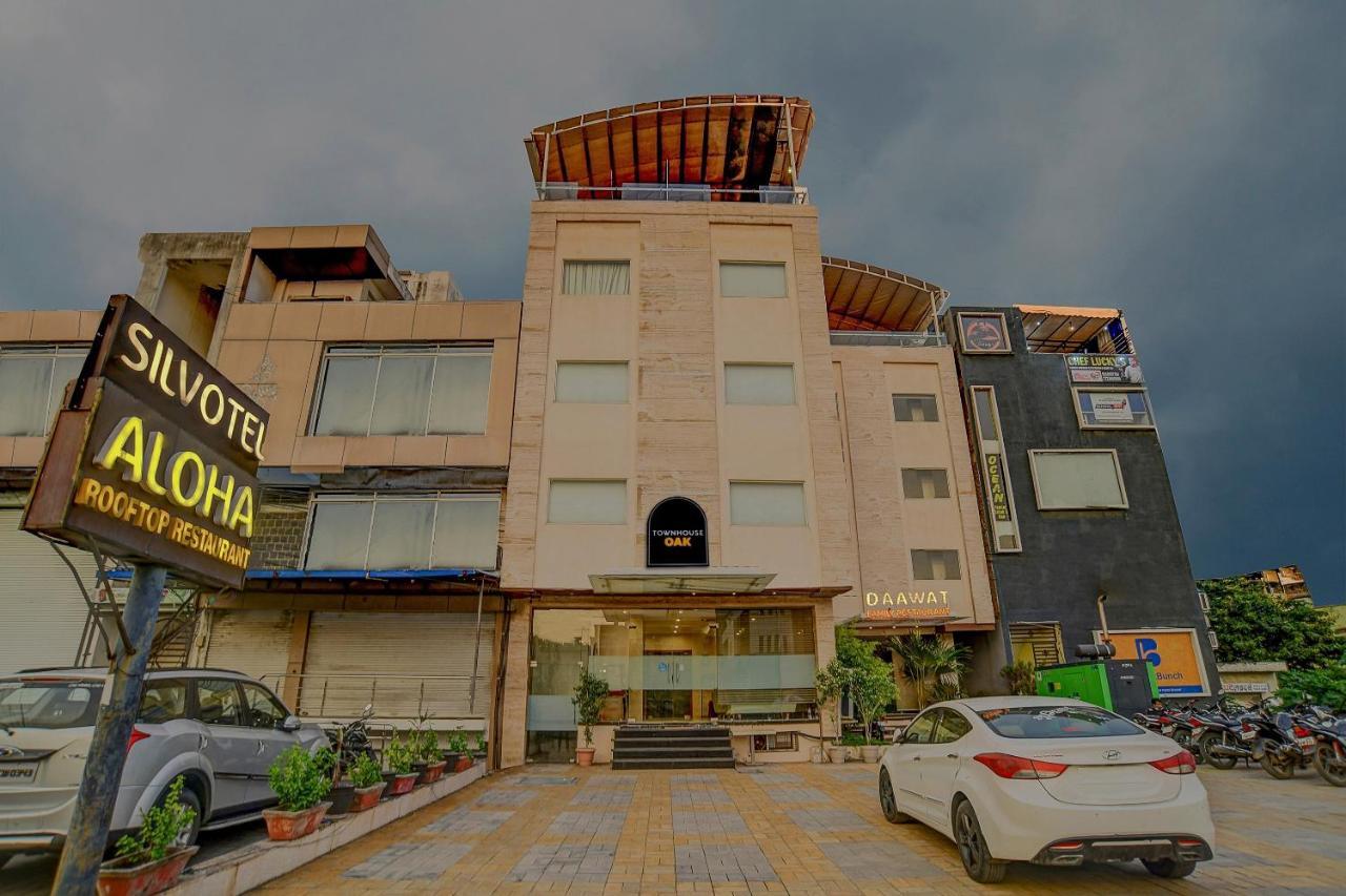 Vaccinated Staff- Townhouse Oak Hotel Silvotel Indore Zewnętrze zdjęcie