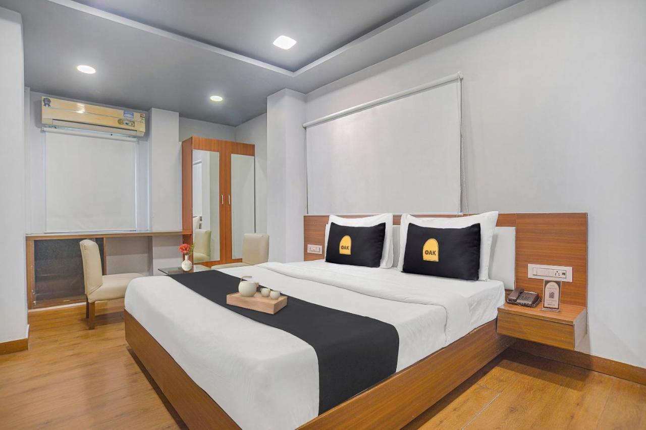 Vaccinated Staff- Townhouse Oak Hotel Silvotel Indore Zewnętrze zdjęcie