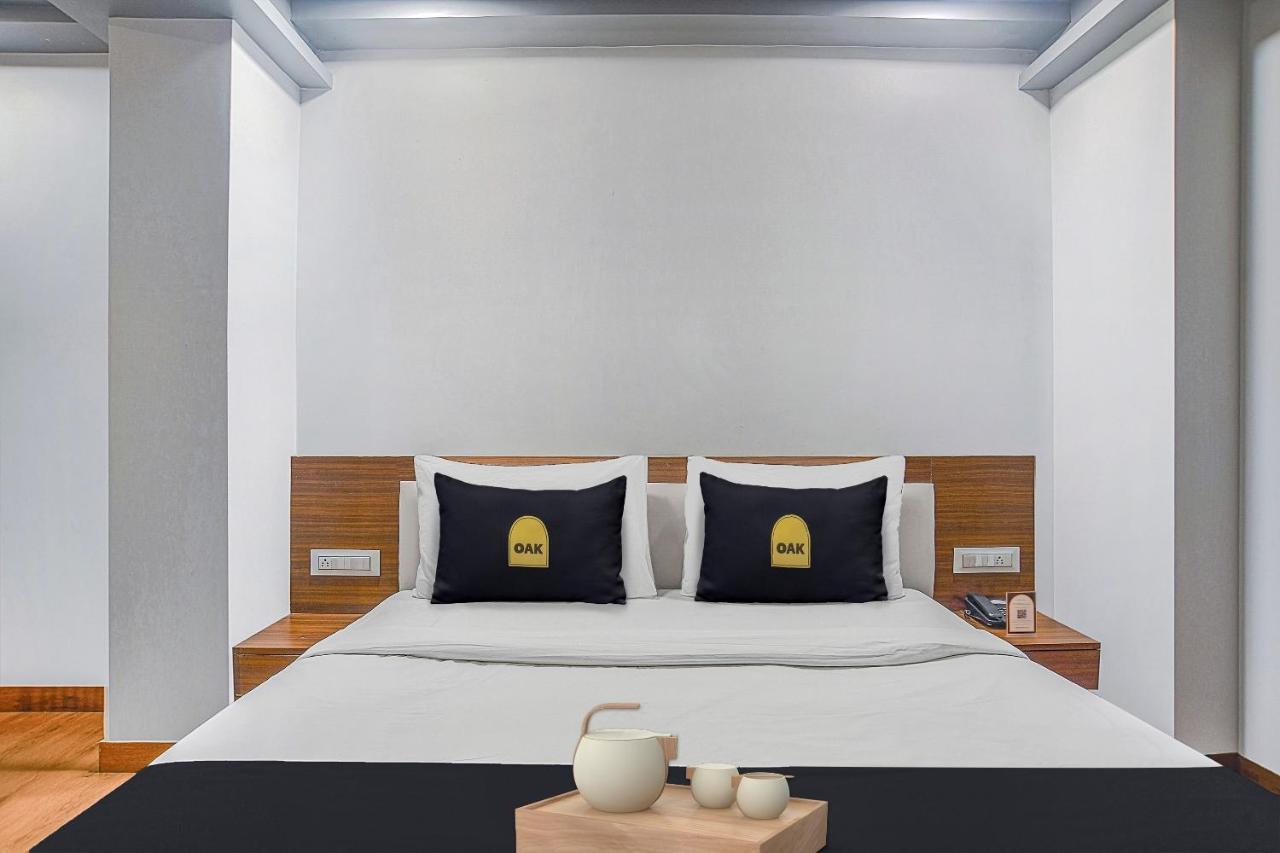 Vaccinated Staff- Townhouse Oak Hotel Silvotel Indore Zewnętrze zdjęcie
